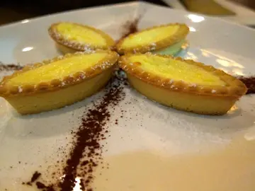 lemon tart (負責人話個心太軟做得肉酸, 賠多個甜品俾我, 多謝!!!)