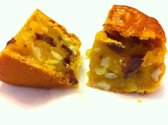 切開紅鴨潤月餅, 裡面呈金黃色, 夾住潤腸同瓜子仁, 好香口!