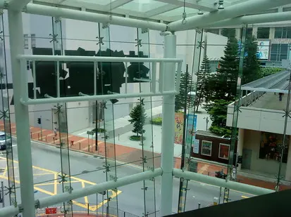 從荃灣廣場正門的玻璃窗望出去~