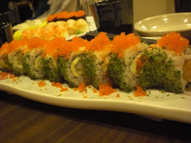 正~炸蝦卷, 又有沙律醬同蟹子好好食 