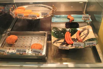 仲有其他小食, 好似薯餅, 腸仔, 雞腿等等