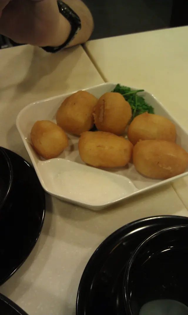 順德炸鮮奶，味道有點似椰子汁，好熱的~