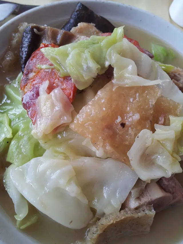 葡式大雜燴,豬皮咸豬手、冬菇葡式腸椰菜共冶一爐,半汁半湯,咸香有致,伴白飯一流。