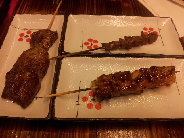 左邊係牛舌, 右前係燒鰻魚, 右後係雞腎