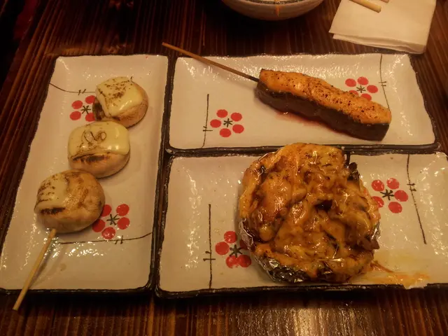 左邊係芝士磨姑, 右前係蟹蓋, 右後嘅係唔記得咩串燒.