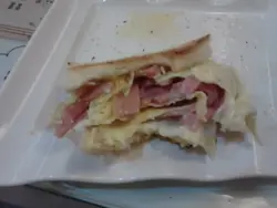 麵包爽住火腿奄列