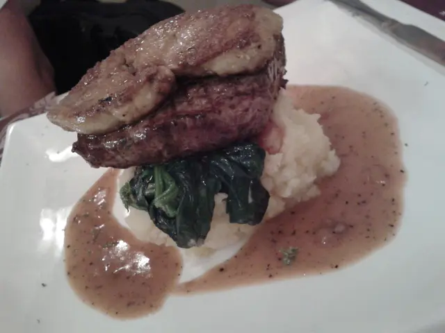 餐廳廚師推介 - 炭燒鵝肝牛柳配菠菜薯茸 $178