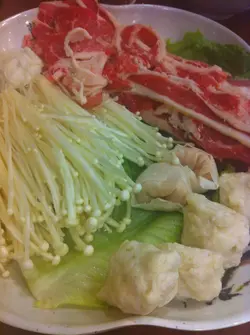 本地肥牛、金菇、 魚皮餃、花枝丸