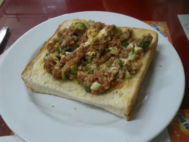 香蔥碎牛炒蛋厚多士
