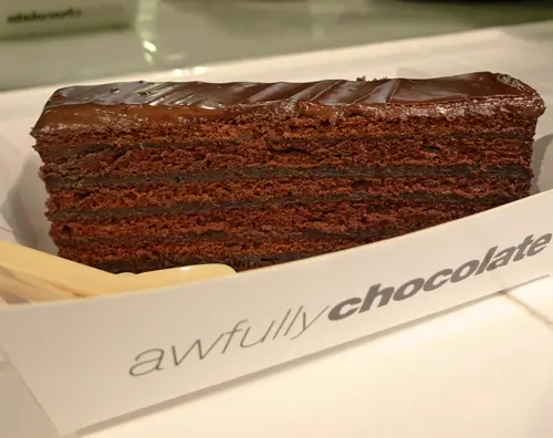 偏鬆軟和濕潤的朱古力蛋糕，hmm比較之下我喜歡Chocolate Marquise多一點了 :P