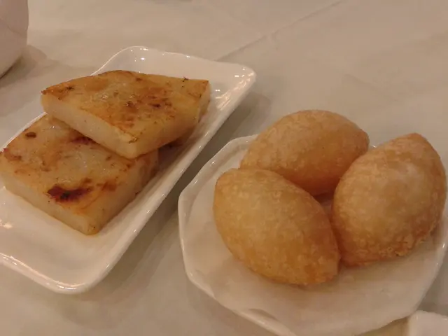 煎腊味蘿蔔糕(中點)，安蝦咸水角(小點)