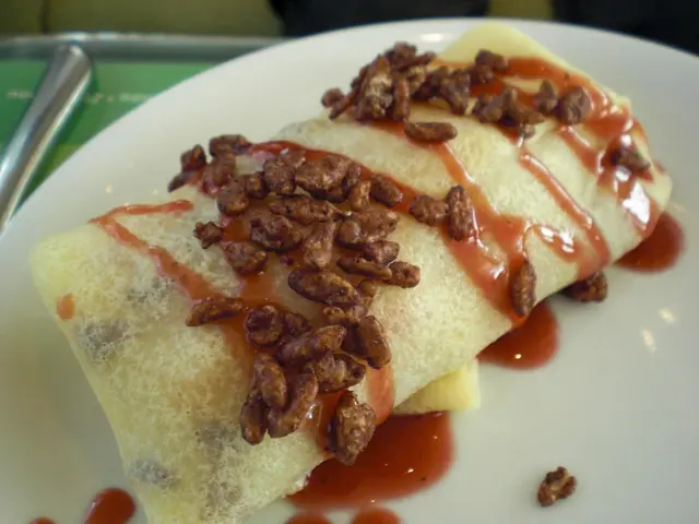 即製班戟DIY，加朱古力脆米伴士多啤梨醬汁。