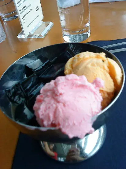 不(金秀)鋼碗配上雪糕+涼粉,倍感冰凍!