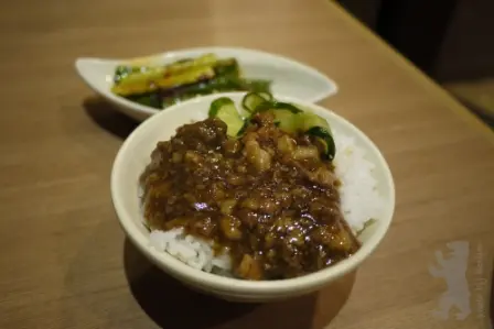 前：小魯肉飯，後：手拍青瓜