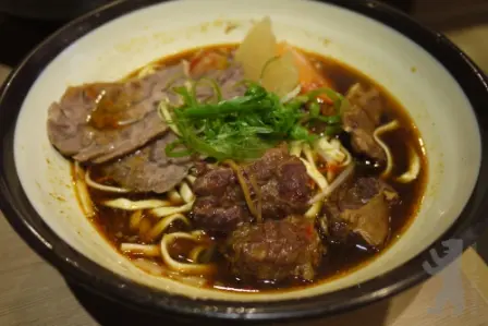 紅燒牛肉拼鹵牛腱湯麵