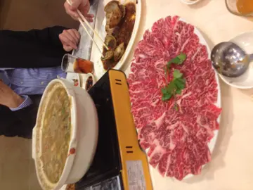 靚牛肉配勁辣雞煲