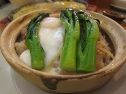 多送幾條菜的窩蛋牛肉煲仔飯