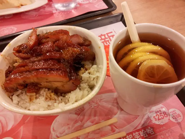 22蚊的細碼叉燒飯加一杯熱檸茶：叉燒是瘦叉，肉質算香軟。