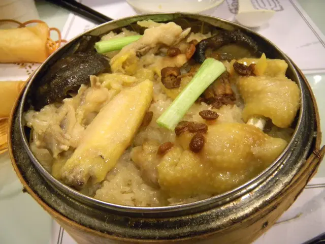 藥膳荷香雞配糯米飯底