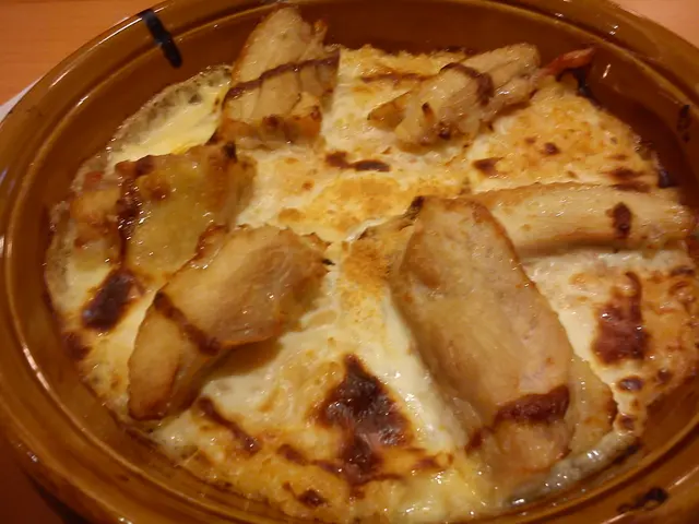 雞肉焗飯. $24. 感覺麻麻. 飯同牛奶完全唔配. 唯一算得上好味的係雞.