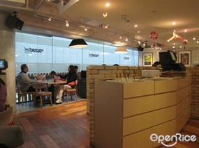 這邊外望永安公司， counter 減低了開揚感 - Suzuki Cafe Company in Sheung Wan 