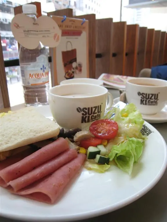 火腿、炒蛋、麥片,配沙律