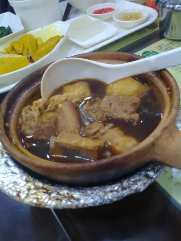肉骨茶 (圖上方的是別人點的海南雞)