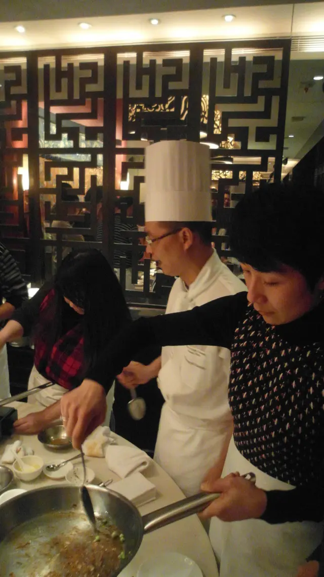 陳國強師傅親自指導食友烹調菌皇龍蝦球