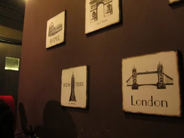 剛巧我坐既台, 旁邊有代表唔同城市既裝飾