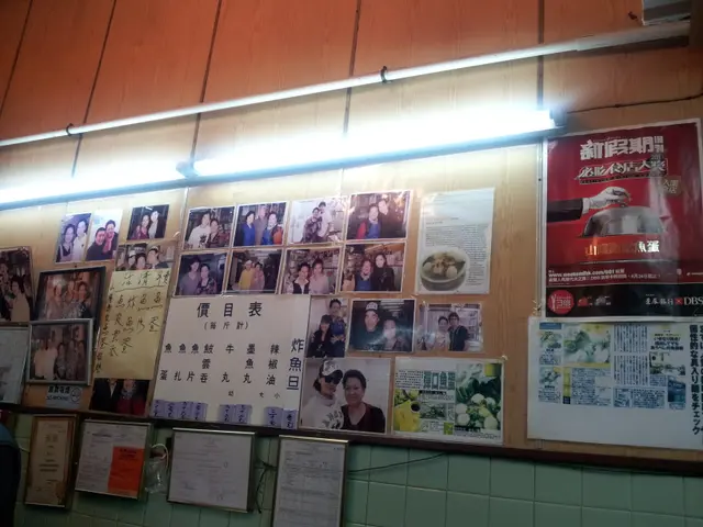 牆上掛著名人的照片