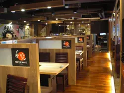 通道宽阔，又有木屏风间住。