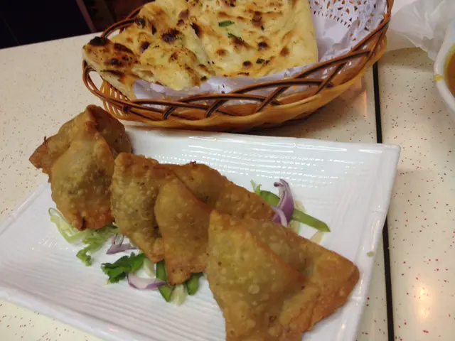 samosa大大件, garlic naan也不寒酸