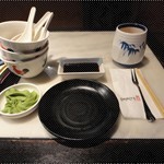 日式為主的餐具，山葵醬呈花狀有趣。