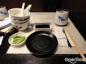 日式為主的餐具，山葵醬呈花狀有趣。 - 尖沙咀的大喜屋