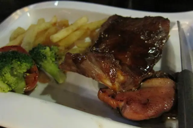 美式半邊豬仔骨拼紅酒鴨胸肉(配薯菜)