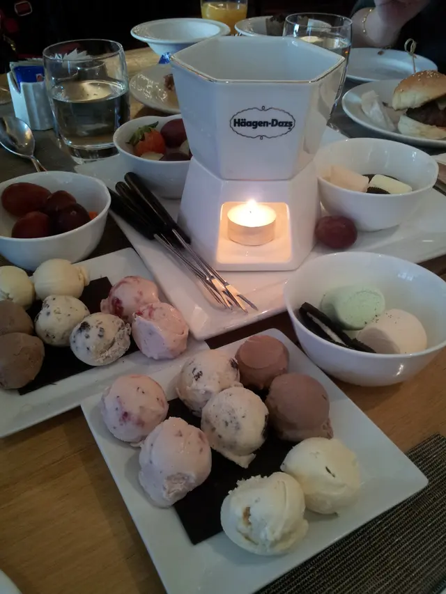 哈根帶雪糕火窩~ (呢度係四人份量..唔好攪錯)