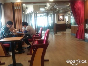 紅色戲院坐椅 - Starbucks Coffee in Mong Kok 