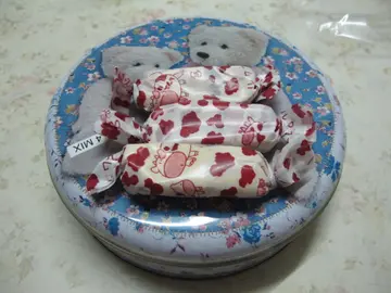 红莓夏威夷果仁鸟结糖