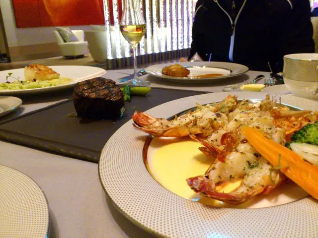 14安士珍寶大蝦、香扒牛柳伴鮮蠔、智利海臚伴泰式羅勒青蘋果汁