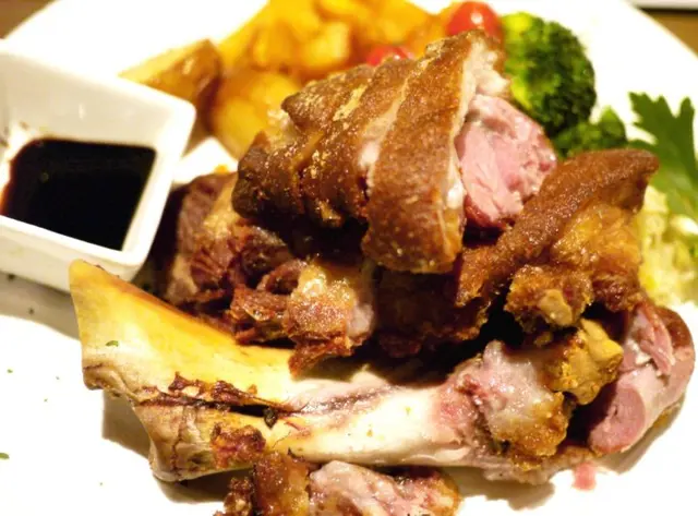 側邊果個醬汁超好味, 甜甜酸酸, 配豬手食落唔會覺得好肥膩 