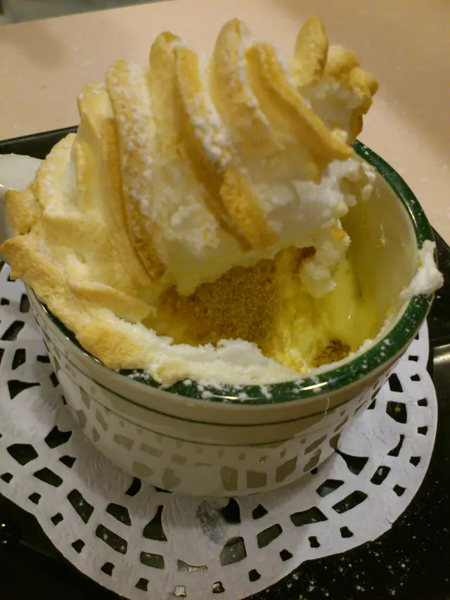 上層是焗蛋白；中層是芝士；低層是餅碎