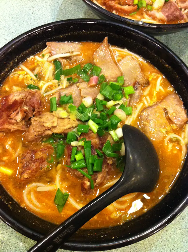 豬軟骨、豬脷米線