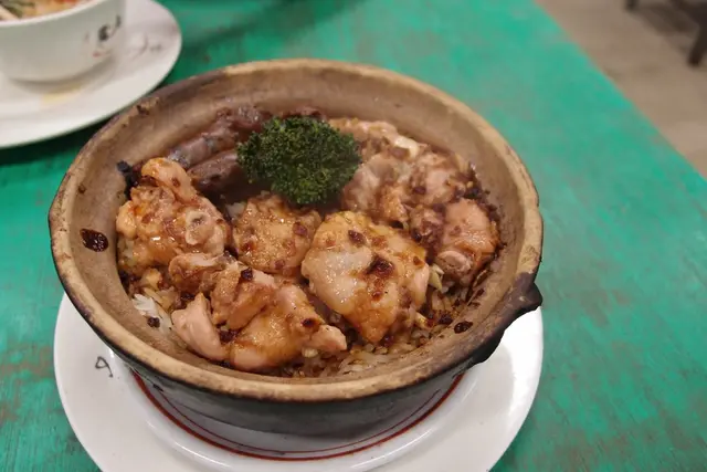 滑雞潤腸煲仔飯