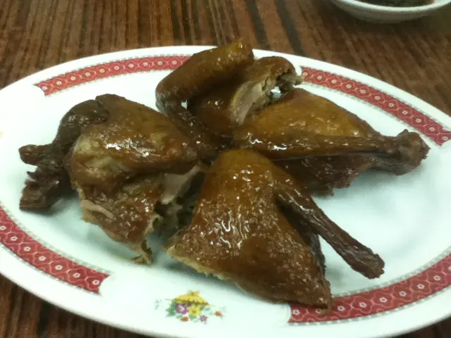 乳鴿-都算大隻，肉質嫩滑，表皮炸得頗香口