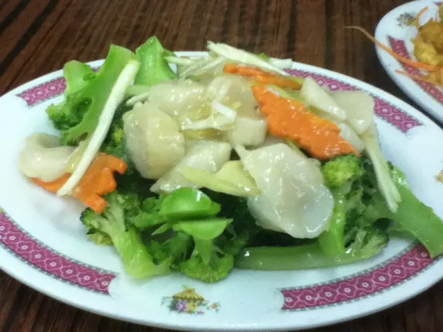 西蘭花炒帶子-一般，但是最貴的一個餸。不過帶子食落幾軟身，不同於酒樓吃的。