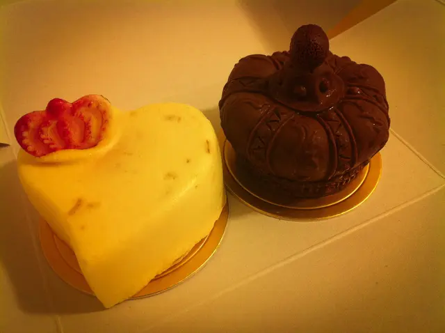 蜂蜜柚子慕斯蛋糕和伯爵茶古朱古力蛋糕