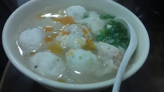 墨魚丸雲吞米粉