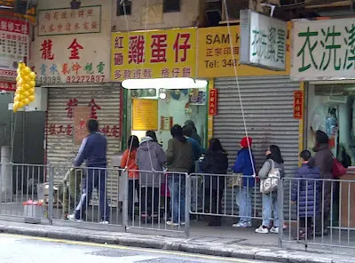 看人龍就知應該幫襯邊間的雞蛋仔!