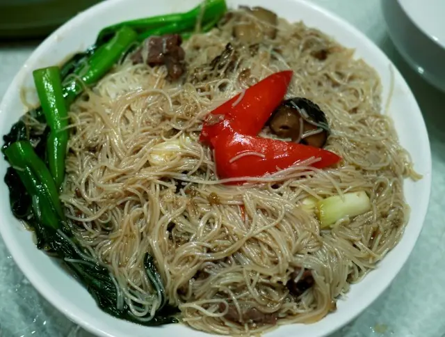 極難食嘅牛肉炒米, 又濕又油, 仲有鑊嚕味, 好彩經理識做取消咗,