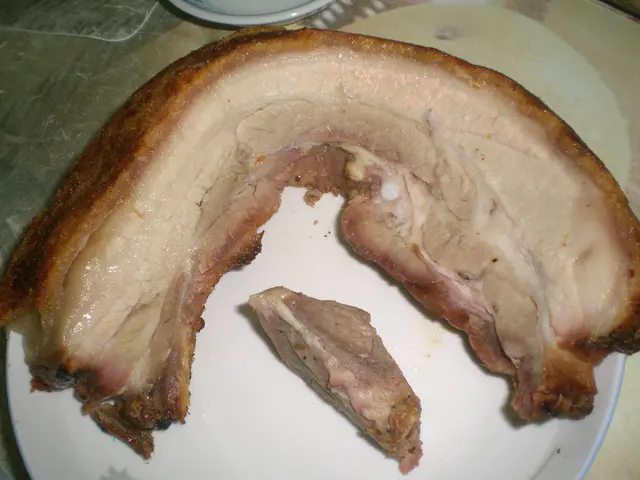 敬了祖先才好拍照。燒肉的皮還脆，肉還香，可惜膏油已被包裝紙吸去。前方是搭來的半個雞頭。。